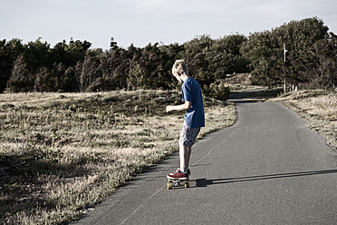 Frankreich, Junge beim Longboarden auf der Straße - MSF002742