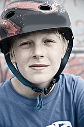 Frankreich, Junge mit Helm, Nahaufnahme - MSF002737