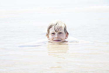 Frankreich, Junge schwimmt im Meer - MSF002733