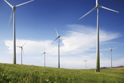 Deutschland, Windkraftanlage in der Landschaft, lizenzfreies Stockfoto