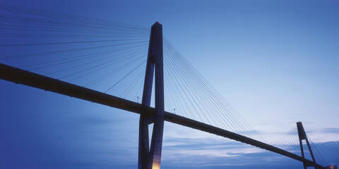 Kanada, British Columbia, Vancouver, Moderne Brücke gegen den Himmel, lizenzfreies Stockfoto