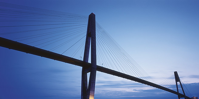 Kanada, British Columbia, Vancouver, Moderne Brücke gegen den Himmel - WBF001297