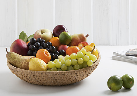 Obstkorb mit verschiedenen Früchten, Nahaufnahme - WBF001303