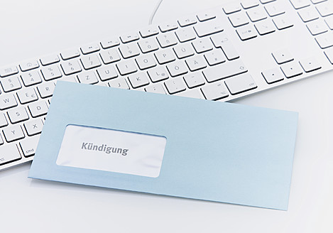 Blauer Brief der Entlassung auf der Tastatur - WBF001327