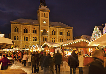 Deutschland, Bayern, Weihnachtsmarkt in Pfaffenhofen - WBF001345