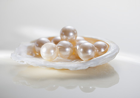 Pearls in open shell, close up - WBF001354