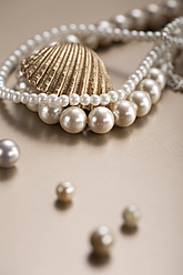 Perlenkette und Perle, Nahaufnahme - WBF001355
