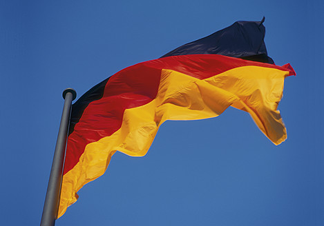 Deutsche Flagge gegen blauen Himmel - WBF001372