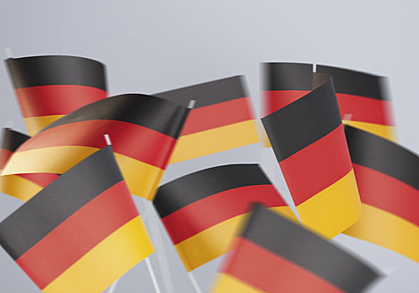 Deutsche Flaggen vor weißem Hintergrund - WBF001374
