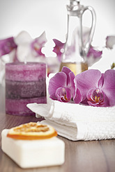 Arrangement mit Wellnessprodukten aus Seife, Handtuch und Blumen, Nahaufnahme - WBF001376