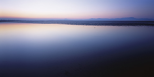 Ireland, View of water surface at sunrise - WBF001231