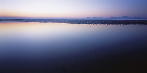 Irland, Blick auf die Wasseroberfläche bei Sonnenaufgang - WBF001231