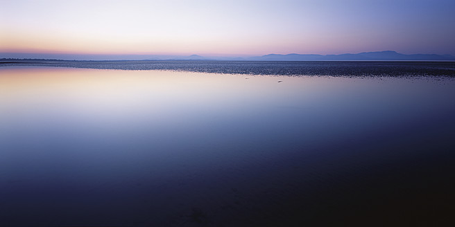 Irland, Blick auf die Wasseroberfläche bei Sonnenaufgang - WBF001231