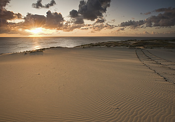 Litauen, Sonnenaufgang am Strand - WBF001247