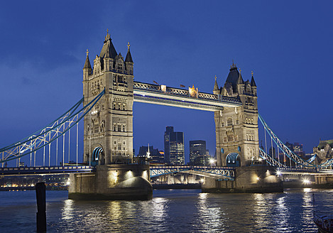 Vereinigtes Königreich, London, Blick auf die Tower Bridge bei Nacht - WBF001255