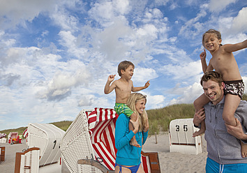 Deutschland, Familie an der Ostsee - WBF001480