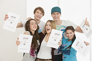Junge Leute mit High School Diploma, lächelnd, Porträt - WBF001417
