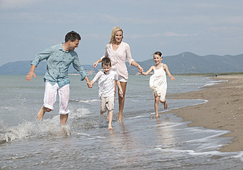 Spanien, Familie läuft am Strand - WBF001474