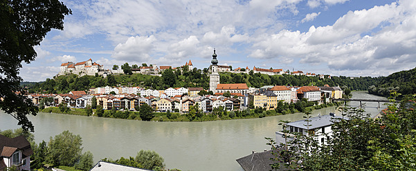 Deutschland, Bayern, Burghausen, Blick auf die Salzach - SIEF002808