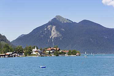 Deutschland, Bayern, Blick auf den Walchensee und das Dorf Jochberg - SIEF002830