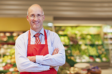 Deutschland, Köln, Älterer Mann im Supermarkt, lächelnd, Porträt - RKNF000074