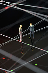 Figuren von Geschäftsleuten mit Netzwerk auf schwarzem Hintergrund - ASF004601
