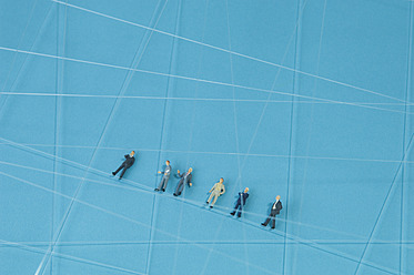 Figuren von Geschäftsleuten mit Netzwerk auf blauem Hintergrund - ASF004603