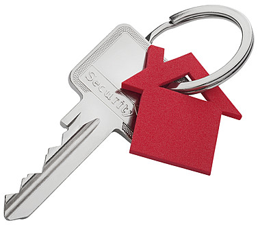 Hausschlüssel mit Schlüsselbund in Hausform auf weißem Hintergrund, Nahaufnahme - WBF001540