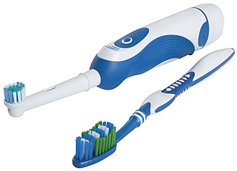 Elektrische Zahnbürsten und Handzahnbürsten auf weißem Hintergrund, Nahaufnahme - WBF001568