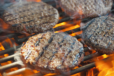 USA, Texas, Burger-Patties auf Grillrost - ABAF000222