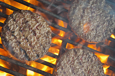 USA, Texas, Burger patties on barbecue grate - ABAF000224