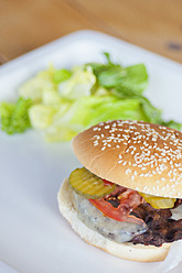 USA, Texas, Gekochter Speck-Käse-Burger mit Kopfsalat im Teller - ABAF000226