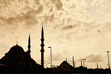 Türkei, Istanbul, Blick auf Moscheen gegen den Himmel - FLF000132