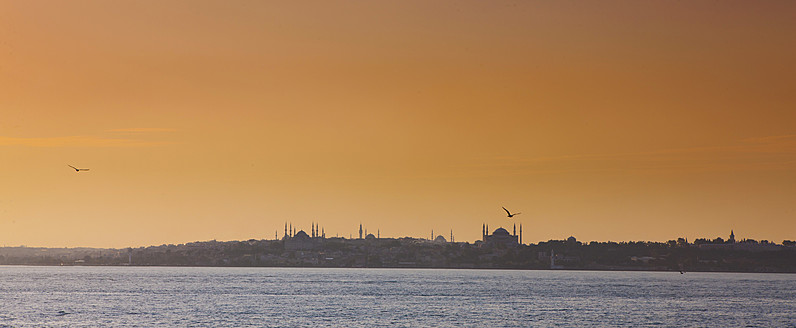 Türkei, Istanbul, Blick auf die Blaue Moschee und die Hagia Sophia bei Sonnenuntergang - FLF000133