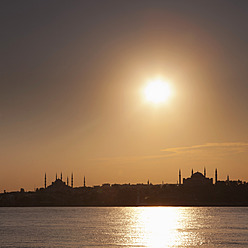 Türkei, Istanbul, Blick auf die Blaue Moschee und die Hagia Sophia bei Sonnenuntergang - FLF000134