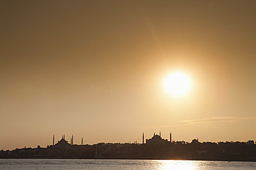 Türkei, Istanbul, Blick auf die Blaue Moschee und die Hagia Sophia bei Sonnenuntergang - FLF000135