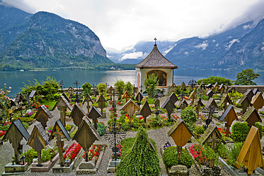 Österreich, Oberösterreich, Hallstatt, Ansicht des Friedhofs mit Hallstätter See - EJWF000014