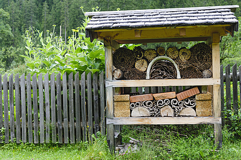 Deutschland, Bayern, Ansicht eines Schuppens für Insektenmaterial im Nationalpark - MJF000089