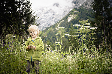 Germany, Bavaria, Boy smiling, portrait - MJF000118