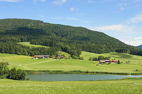 Deutschland, Bayern, Blick auf Dorf mit Alpen - MJF000096