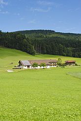 Deutschland, Bayern, Blick auf Dorf mit Alpen - MJF000098