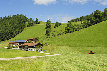 Deutschland, Bayern, Blick auf Dorf mit Alpen - MJF000099