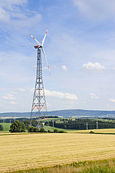 Deutschland, Bayern, Blick auf Windrad im Windpark - MJF000059