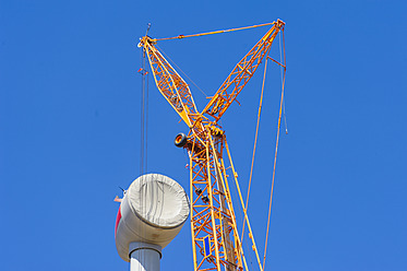 Deutschland, Sachsen, Bau einer Windkraftanlage mit Kran - MJ000067