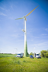 Deutschland, Sachsen, Blick auf eine Windkraftanlage im Windpark - MJ000071