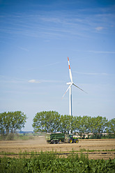 Deutschland, Sachsen, Blick auf eine Windkraftanlage im Windpark - MJF000079