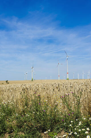 Deutschland, Sachsen, Blick auf eine Windkraftanlage im Windpark, lizenzfreies Stockfoto