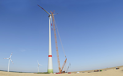 Deutschland, Sachsen, Bau einer Windkraftanlage mit Kran - MJ000077