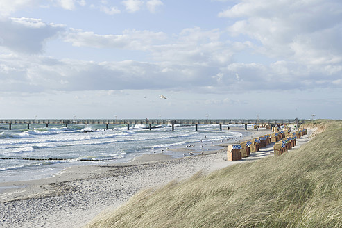 Deutschland, Mecklenburg-Vorpommern, Möwe fliegt auf der Ostsee - MJF000110