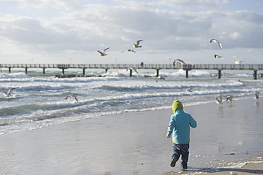 Germany, Mecklenburg Western Pomerania, Boy running on Baltic Sea - MJF000113